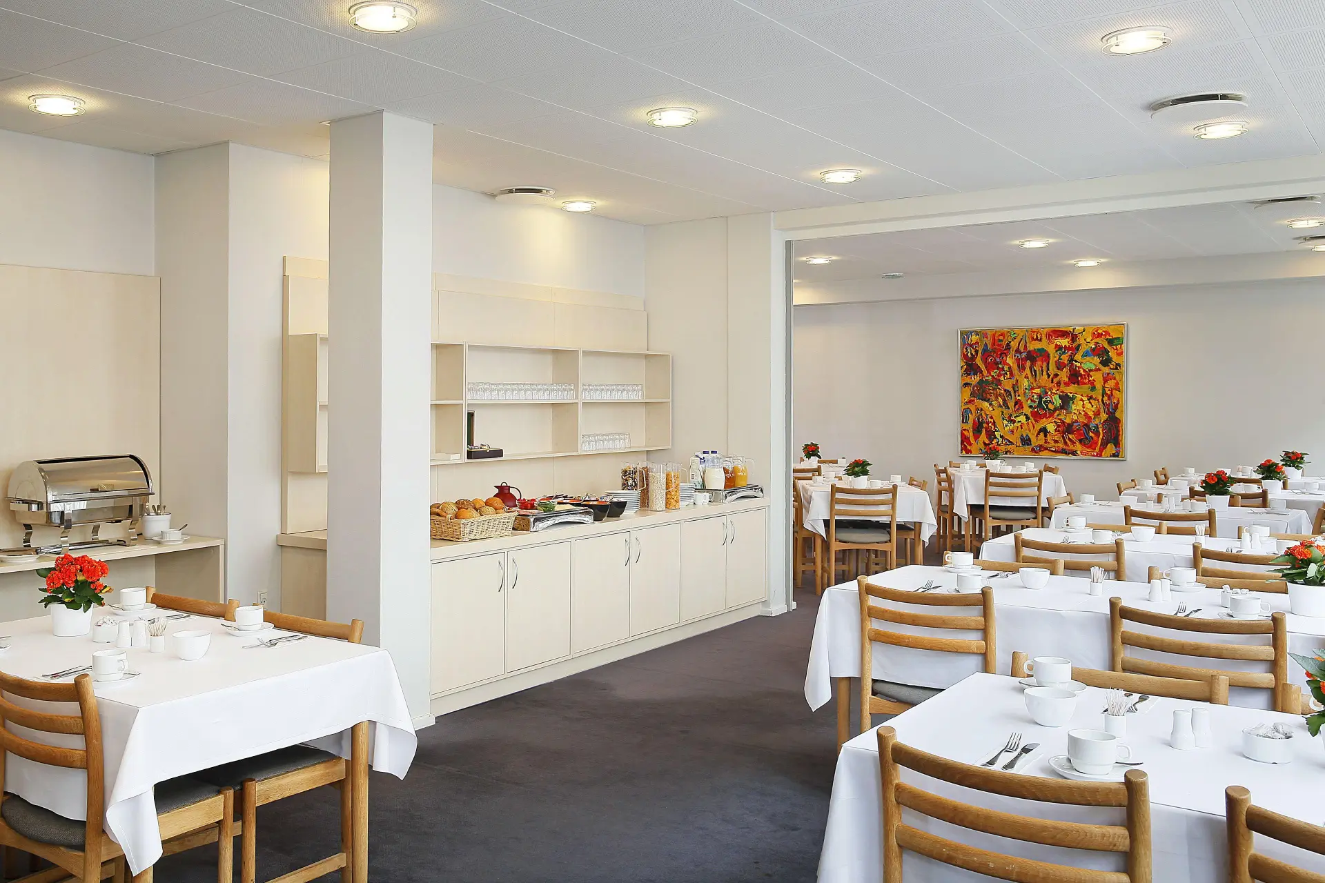 Dækkede borde i morgenmadsrestauranten