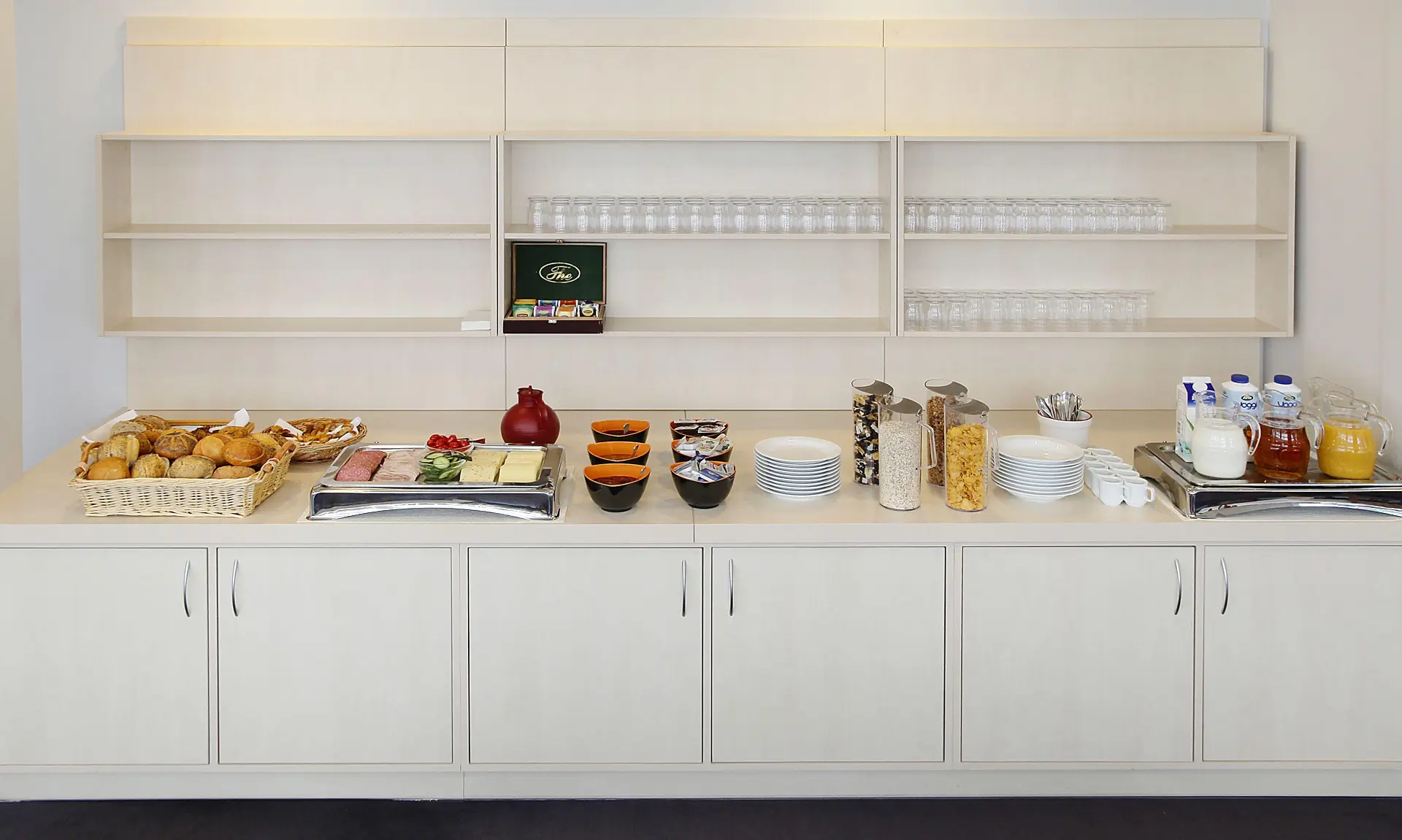 Buffetbordet klar med brød, pålæg og juice