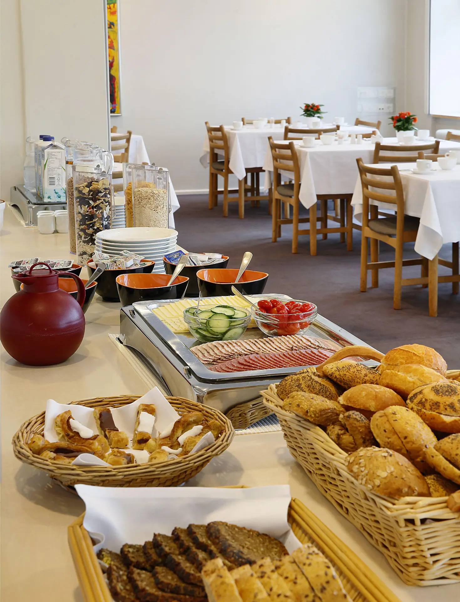 Morgenbuffet med brød, pålæg og cornflakes