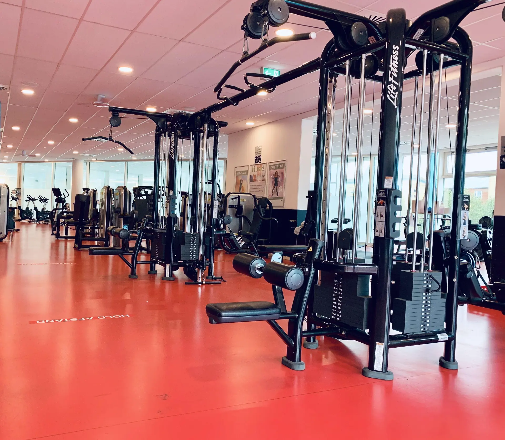 Styrketræningsmaskiner i fitnesscentret