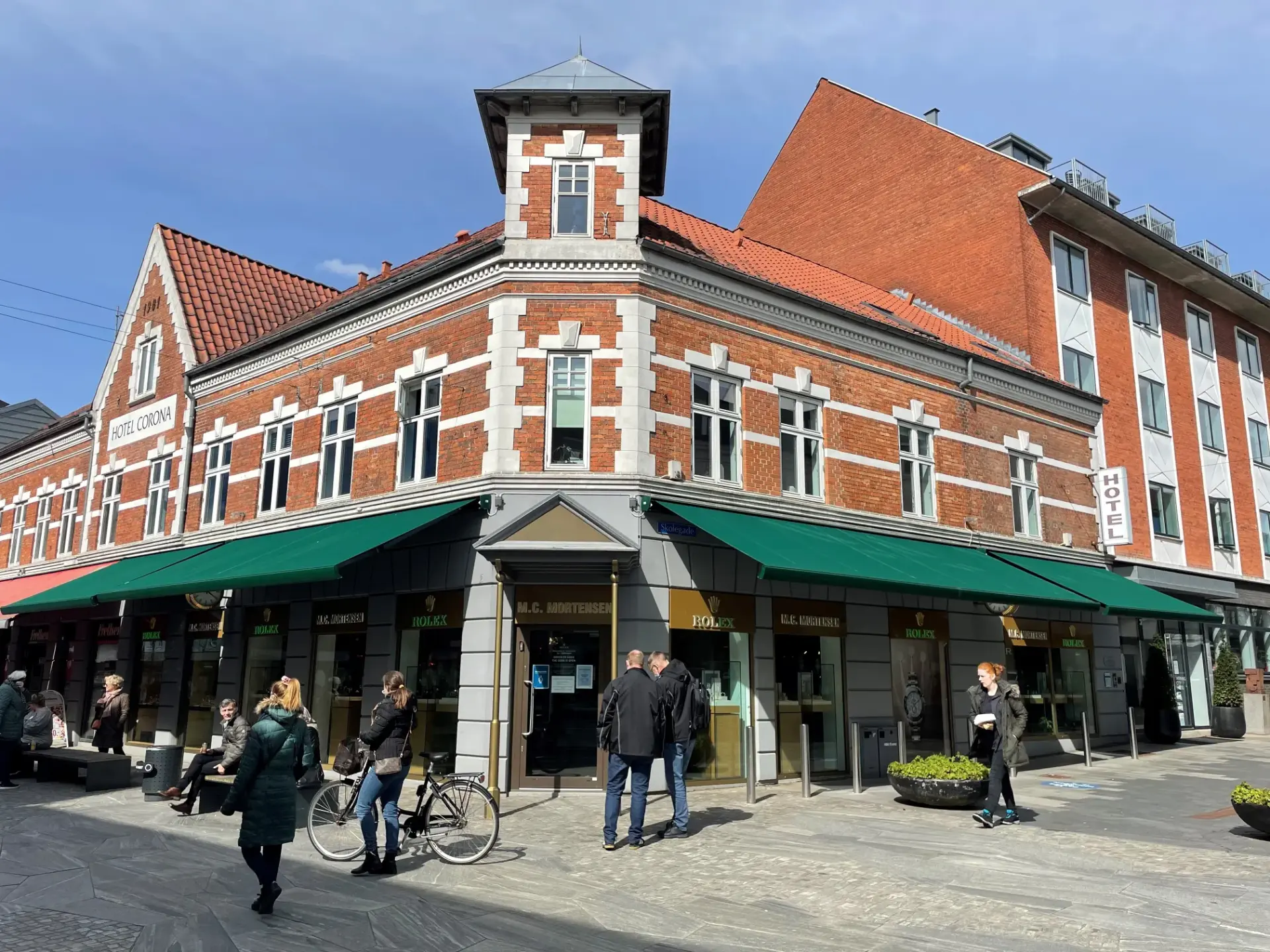 Historisk murstensbygning på hjørnet af Bredgade og Skolegade i Herning centrum