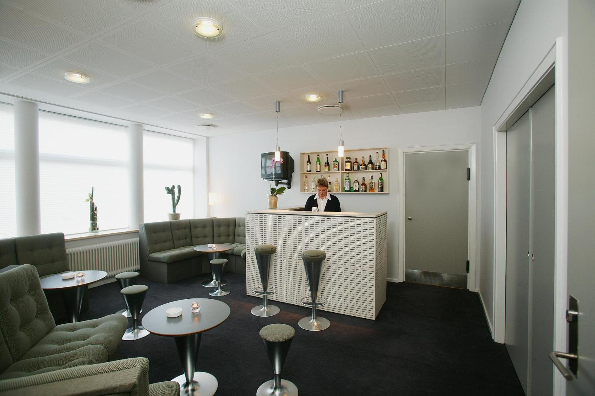 Lounge og bar i lyse omgivelser