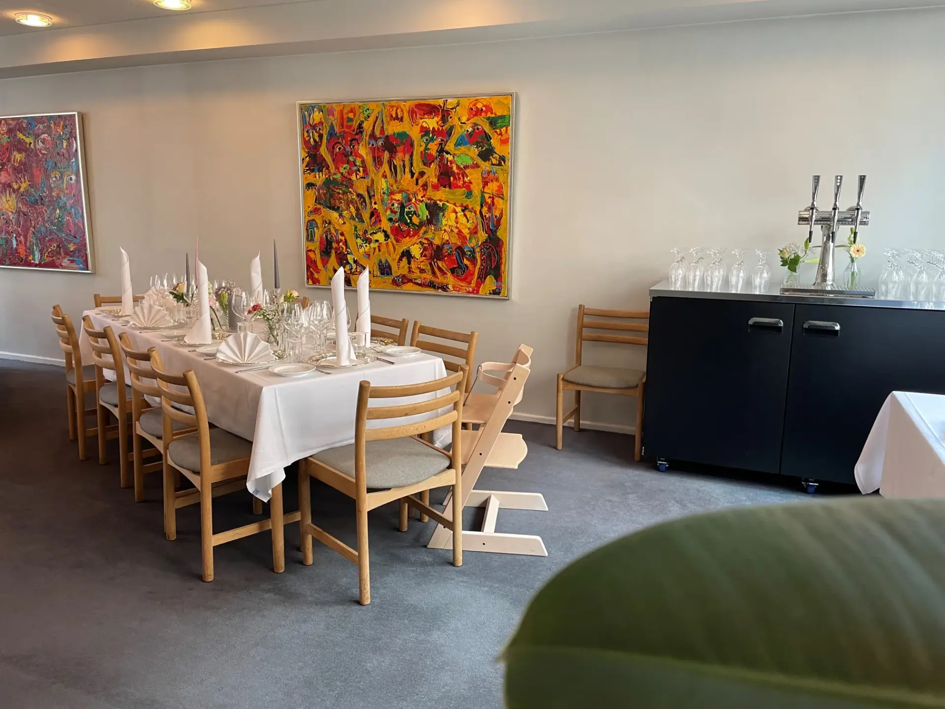 Dækket festbord med vinglas og stole klar til selskab i Rejsestalden