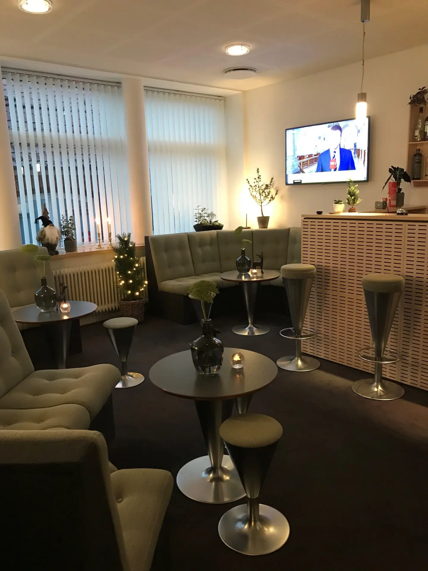Hyggelig loungestemning med tændte lys