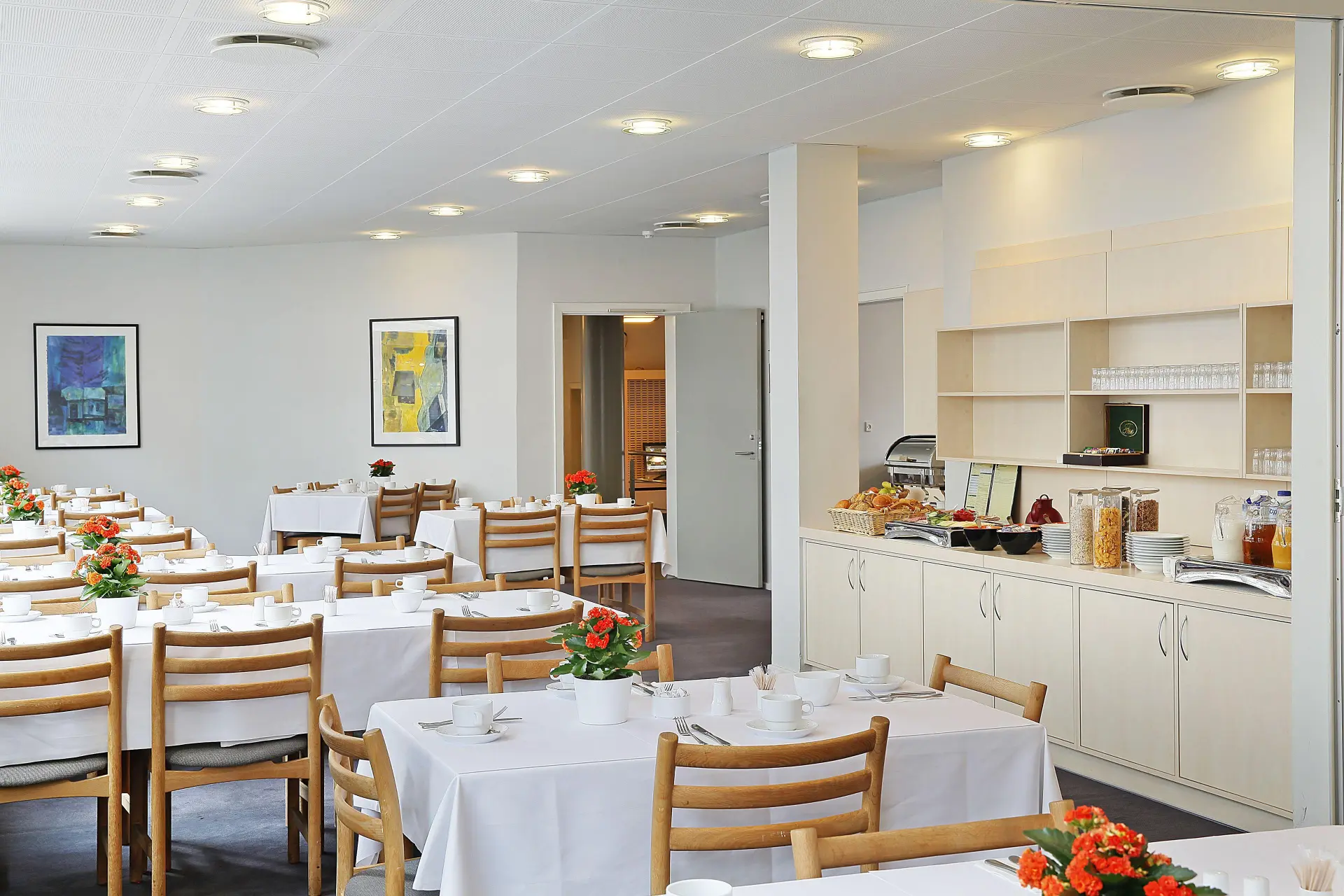 Morgenmadsrestauranten med buffeten i højre side