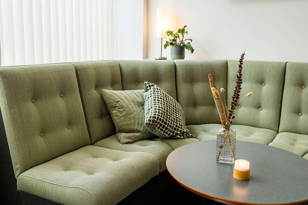 Lounge og bar i aftenstemning