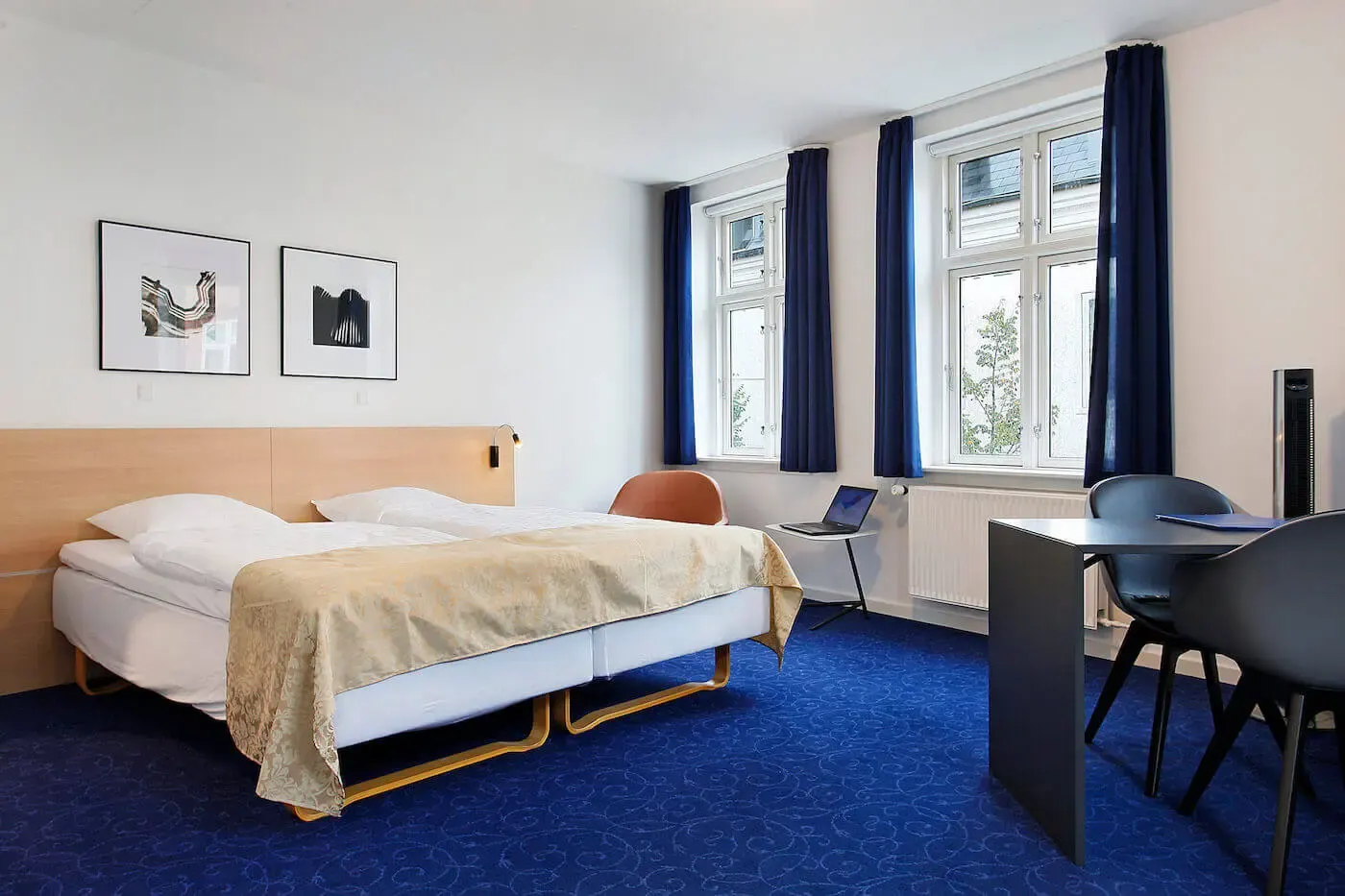 Lys juniorsuite med bred seng og stor vinduesfacade