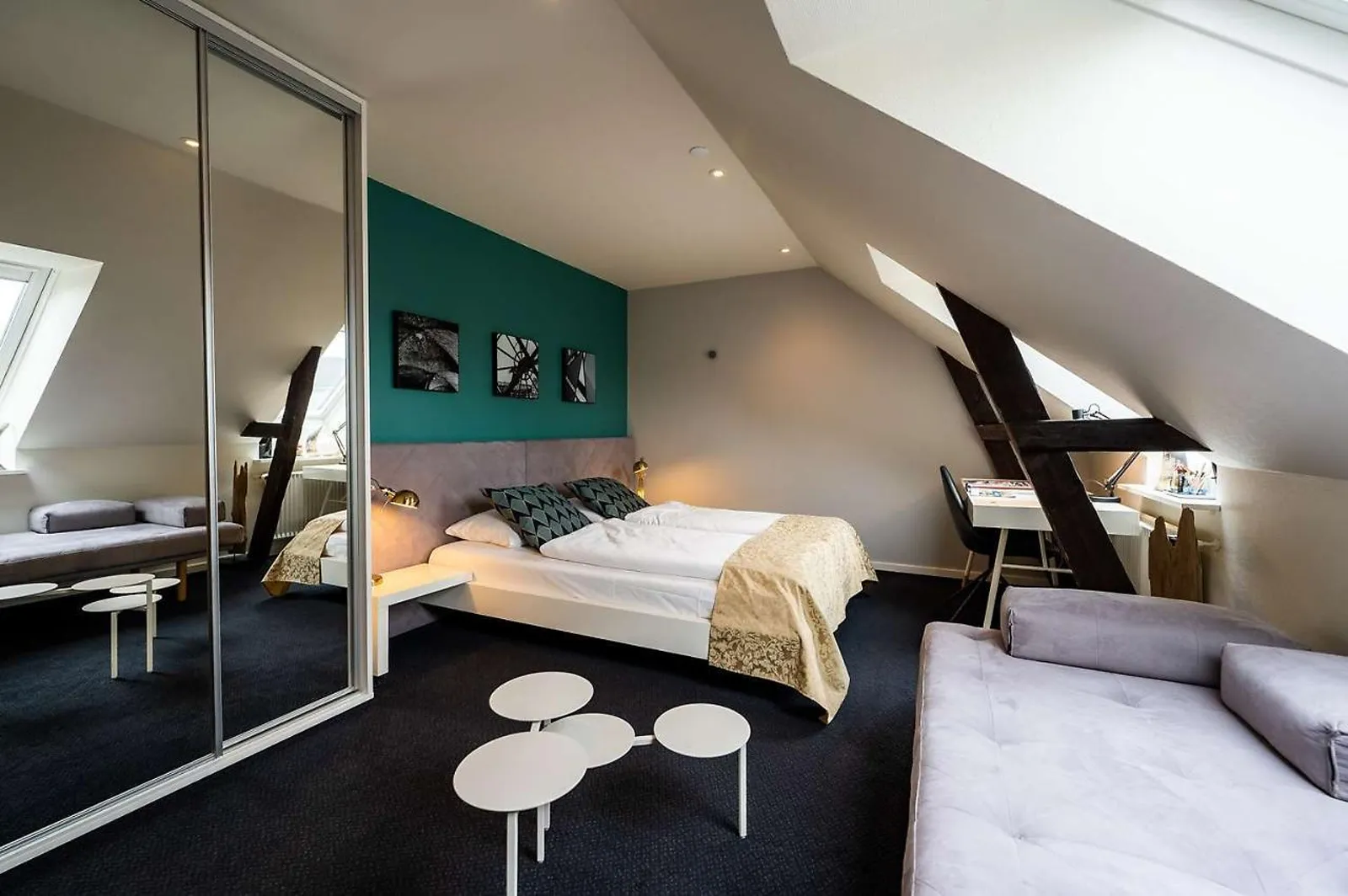 Lys juniorsuite med bred seng på Herning City Hotel